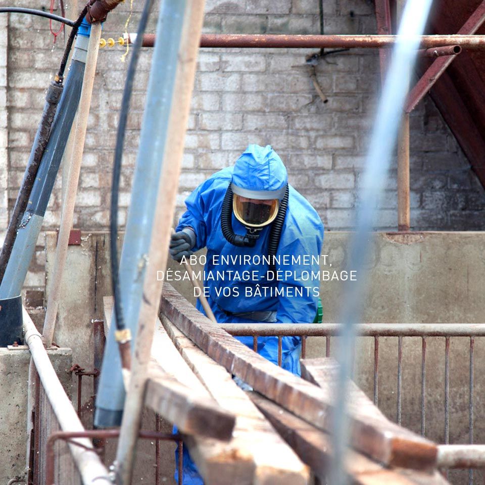 ourvier en cours de désamiantage d'un batiment industriel