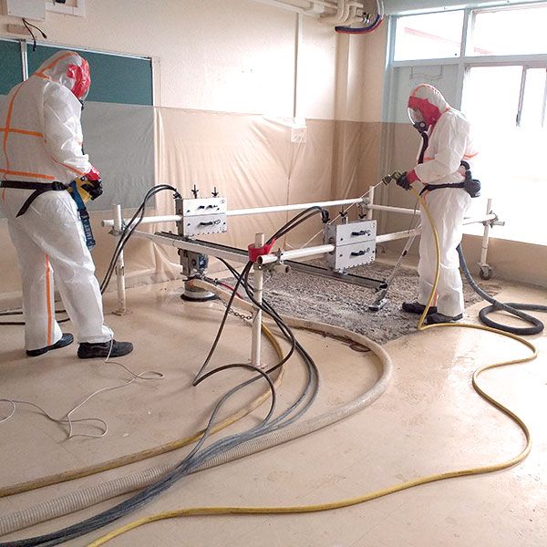 Deux techniciens dans une pièce en cours de désamiantage 