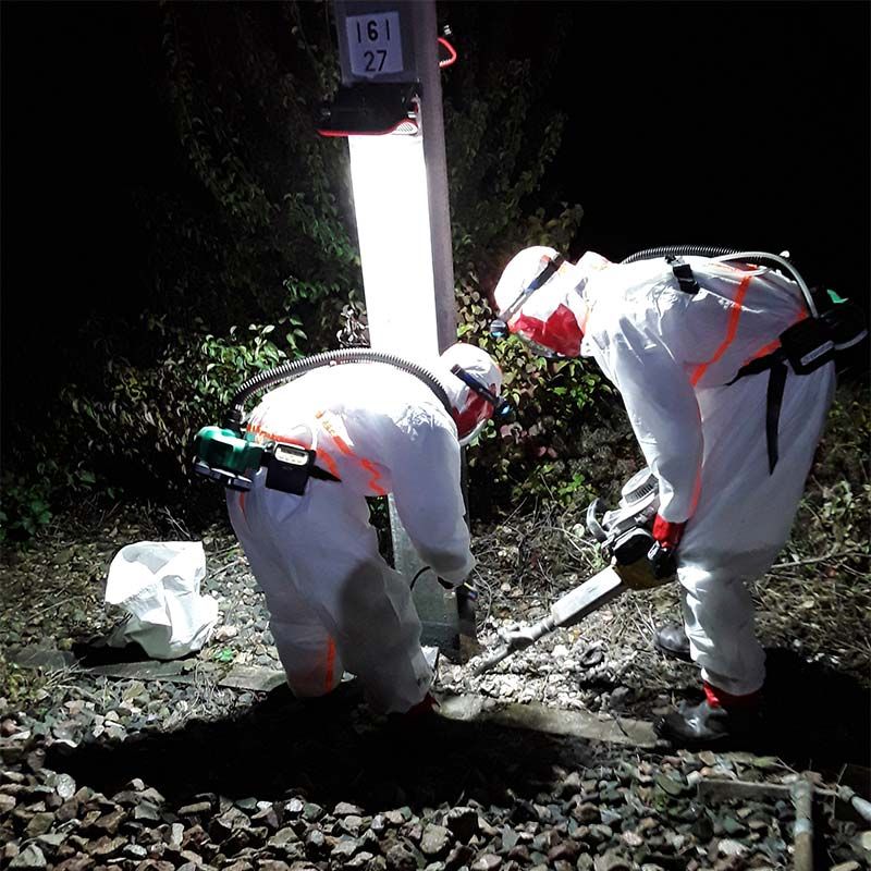 Deux ouvriers spécialisé en désamiantage en travaux extérieure